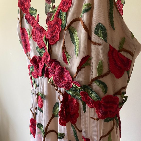 LAST CHANCE: Alice + Olivia Embroidered Red Floral V-Neck Gown - Size 0 - Picture 2 of 16